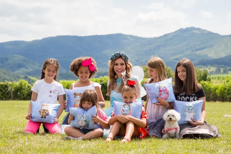 Children with their Mimo companions