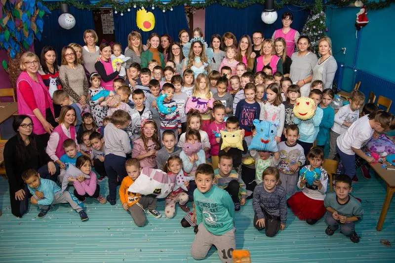 A school group with their Mimoland gifts